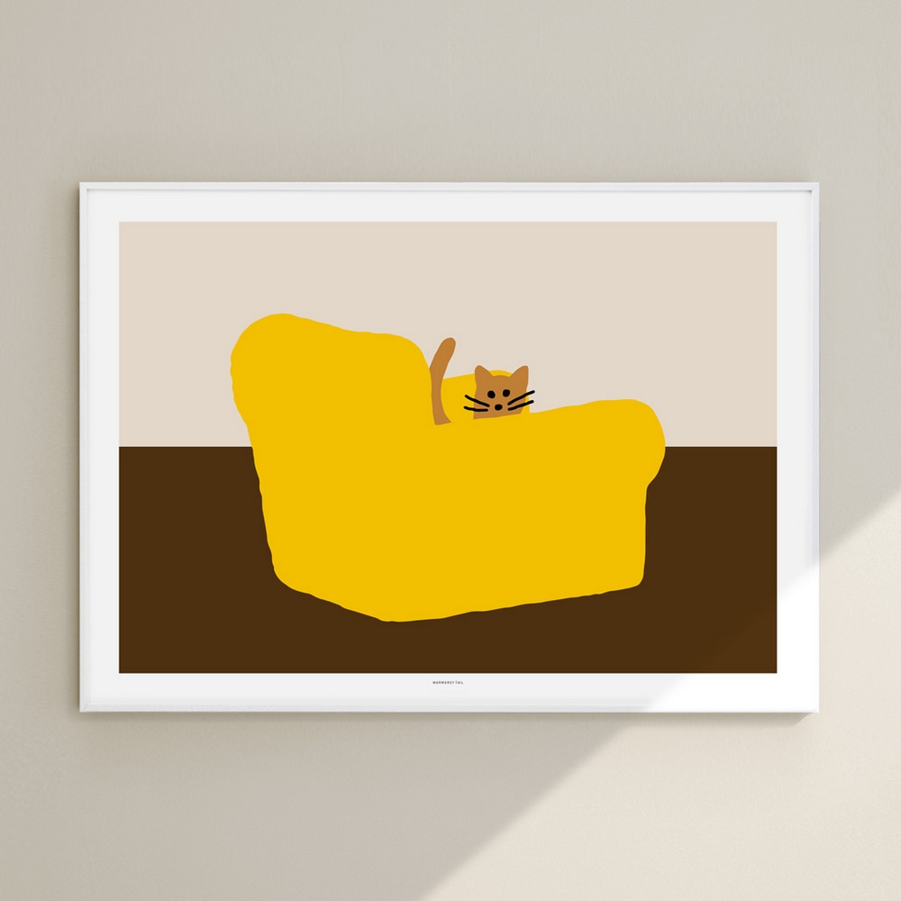Poster Armchair Yellow mit Illustration einer Katze in gelbem Sessel, im weissen Rahmen vor beiger Wand.